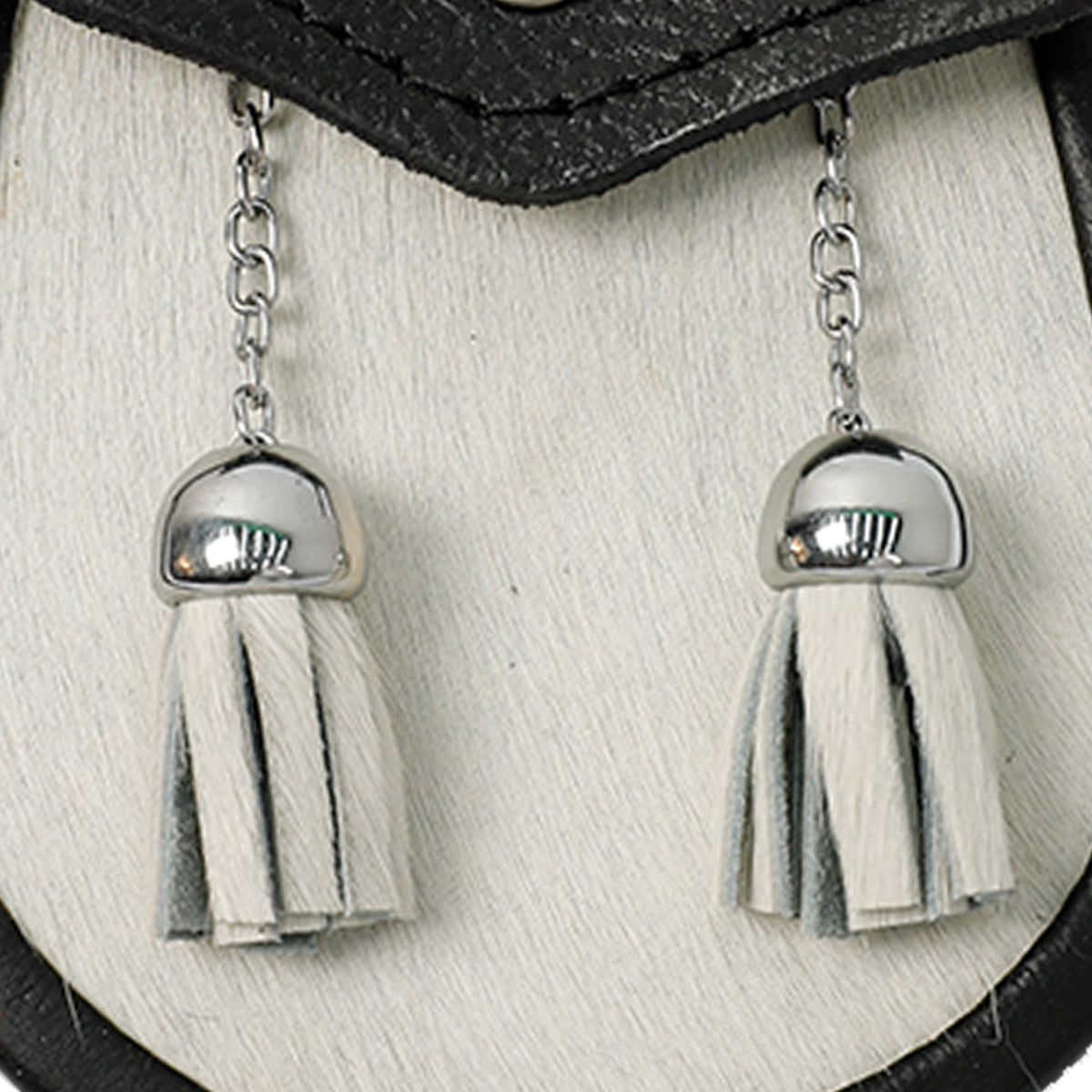 Boys' White Cowhide Sporran With Two Tassels - Free Sporran Belt